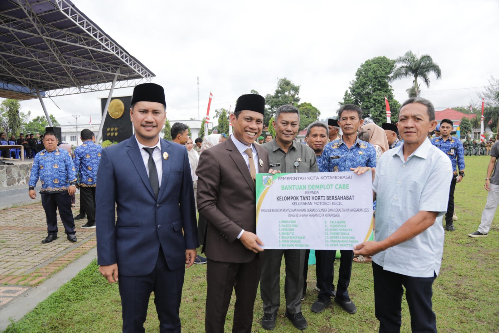 PENYERAHAN BANTUAN DALAM RANGKA PROGRAM 100 HARI KERJA WALIKOTA DAN WAKILWALIKOTA KOTAMOBAGU