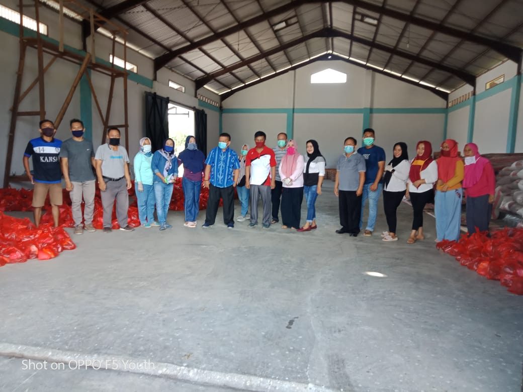 Kunjungan Kerja Wakil Walikota Kotamobagu, Nayodo Koerniawan, SH dalam rangka meninjau kesiapan bantuan pangan untuk masyarakat terdampak Covid 19 di Gudang Cadangan Pangan Pemerintah Daerah Desa Kopandakan 1